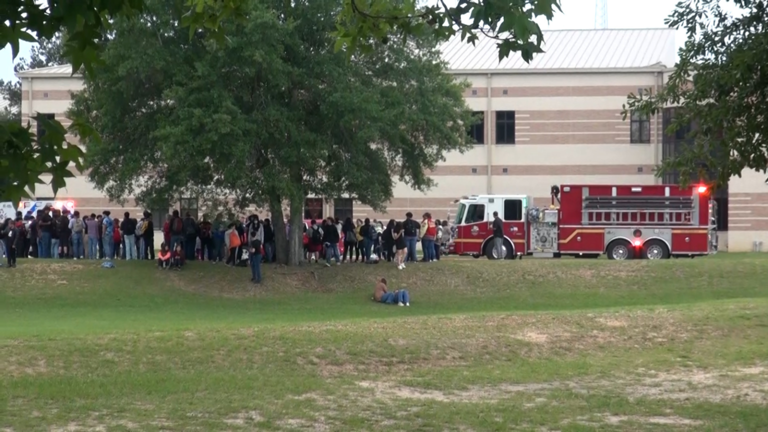 Evacúan a estudiantes en la preparatoria Caney Creek por una posible