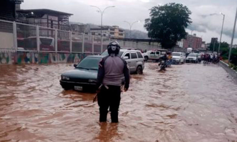 Lluvias causan colapso e inundaciones en varios estados