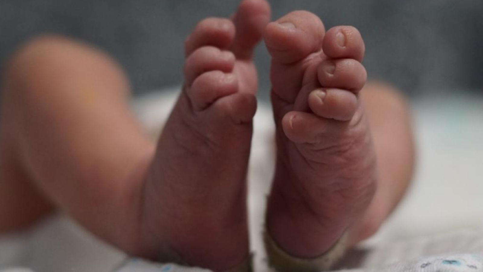 Bebé en Nuevo León nace con cola de casi 6 centímetros