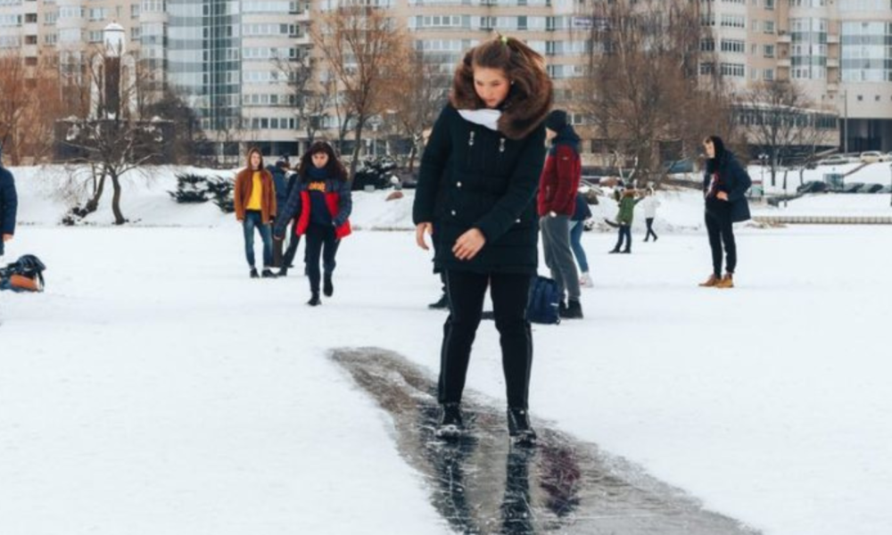 Consejos para caminar sobre el piso húmedo o con hielo