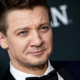 Jeremy Renner, estrella de Marvel, en estado crítico tras sufrir accidente