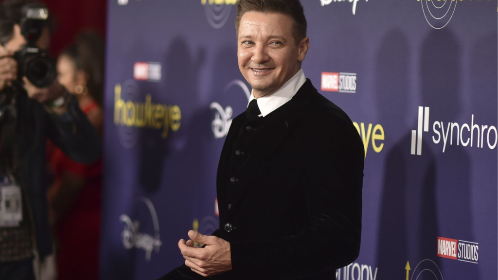 Jeremy Renner publicó primera foto después del accidente