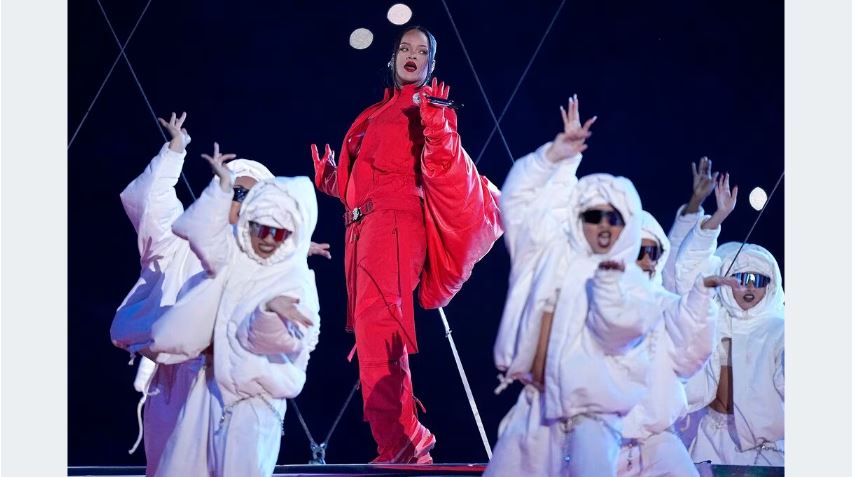 Rihanna durante su presentación en el espectáculo de medio tiempo del Super Bowl 57 de la NFL entre los Chiefs de Kansas City y los Eagles de Filadelfia, el domingo 12 de febrero de 2023, en Glendale, Arizona. (Foto AP/Brynn Anderson)(Brynn Anderson / AP)