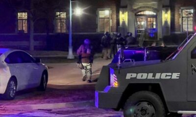 Agentes de policía armados entran en Phillips Hall en el campus de la Universidad Estatal de Michigan, en East Lansing.