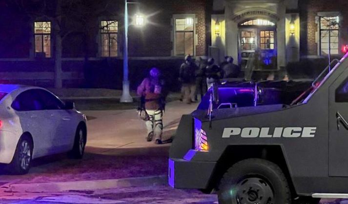 Agentes de policía armados entran en Phillips Hall en el campus de la Universidad Estatal de Michigan, en East Lansing.