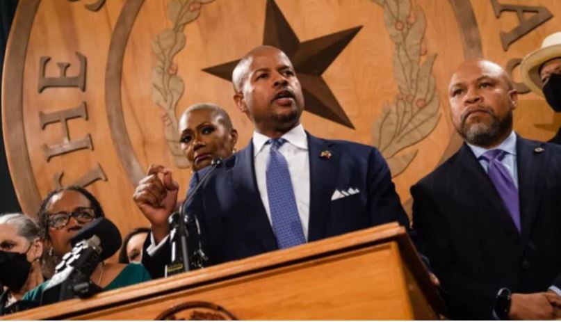 Los miembros del Caucus Negro Legislativo de Texas realizaron una conferencia de prensa el martes para hablar en contra de la orden del gobernador Greg Abbott que pide a las agencias estatales que eliminen las políticas de diversidad de sus prácticas de contratación. (FOTO: Evan L'Roy/The Texas Tribune)