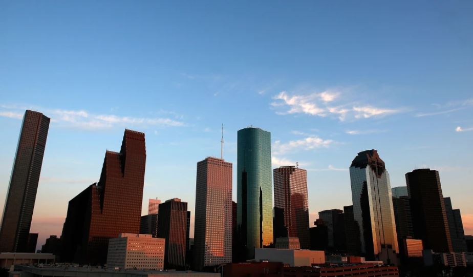 Una vista del horizonte de Houston al anochecer el 26 de marzo de 2013 en Houston, Texas. (Foto de Scott Halleran/Getty Images)