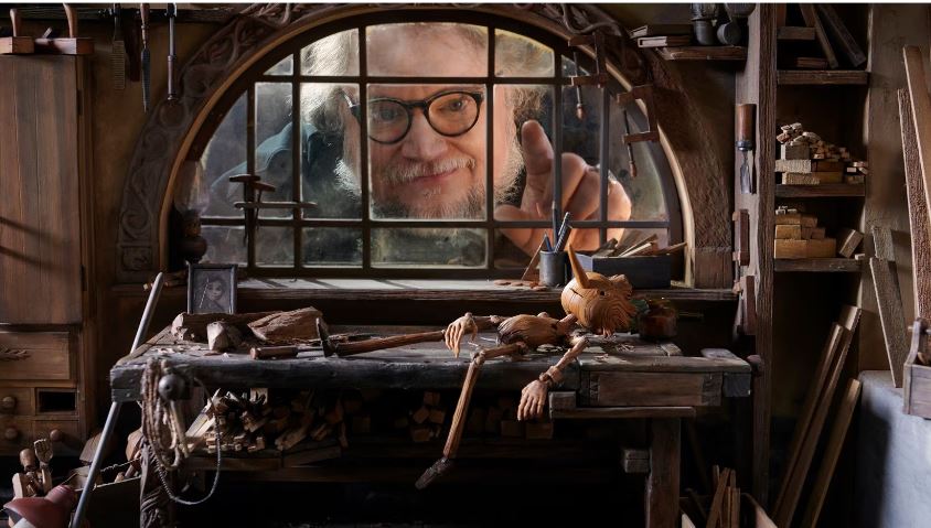 En esta imagen proporcionada por Netflix, Guillermo del Toro en el plató de "Guillermo del Toro's Pinocchio" (“Pinocho de Guillermo del Toro”).(Uncredited / ASSOCIATED PRESS)