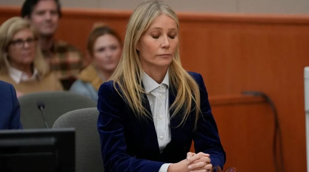 La actriz Gwyneth Paltrow escuchando el veredicto en el juicio por un accidente de esquí el 30 de marzo de 2023, en Park City, Utah. (Crédito: Rick Bowmer-Pool/Getty Images)