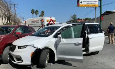 Un miembro de las fuerzas de seguridad de México permanece cerca del monovolumen blanco con placas de Carolina del Norte y con varios agujeros de bala, en el lugar en el que hombres armados secuestraron a cuatro ciudadanos de Estados Unidos (Foto: AP)