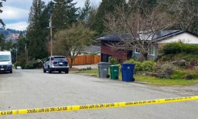 La cinta de la escena del crimen rodea una casa en Redmond, Washington, el viernes 10 de marzo de 2023, después de que un presunto acosador matara a una pareja en su casa antes de suicidarse. (Vonnai Phair/The Seattle Times vía AP)