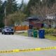 La cinta de la escena del crimen rodea una casa en Redmond, Washington, el viernes 10 de marzo de 2023, después de que un presunto acosador matara a una pareja en su casa antes de suicidarse. (Vonnai Phair/The Seattle Times vía AP)