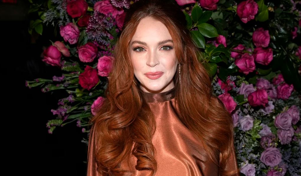Lindsay Lohan en el desfile de otoño/invierno 2023 de Christian Siriano en Nueva York el 9 de febrero de 2023. Lohan espera su primer bebé, anunció en Instagram el 14 de marzo de 2023.(Charles Sykes / Charles Sykes/Invision/AP)