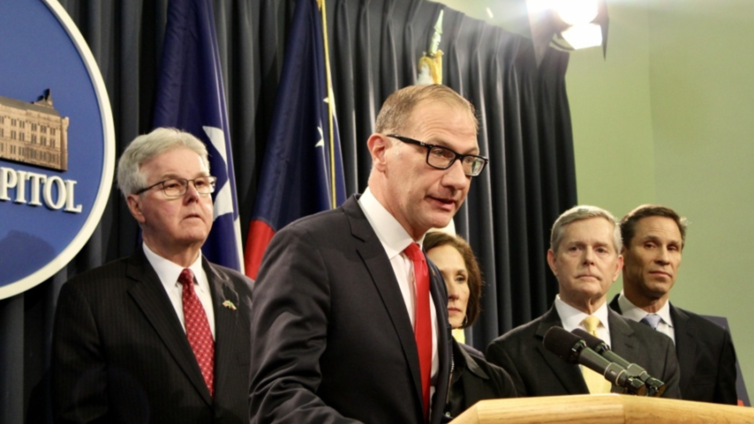 Senadores de Texas presentan proyectos de ley para red eléctrica y