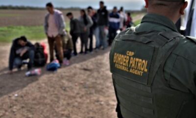 Agentes fronterizos detienen a migrantes de diversas nacionalidades. Foto Chief Patrol Agent Brian Hastings