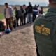 Agentes fronterizos detienen a migrantes de diversas nacionalidades. Foto Chief Patrol Agent Brian Hastings