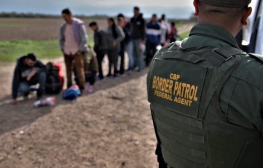 Agentes fronterizos detienen a migrantes de diversas nacionalidades. Foto Chief Patrol Agent Brian Hastings