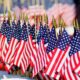 Las banderas estadounidenses se colocan en una fuente en honor a los miembros del servicio caídos durante una ceremonia en el Tidewater Veterans Memorial en Virginia Beach para el Día de los Veteranos. La ciudad de Virginia Beach ha acogido el desfile y las ceremonias del Día de los Veteranos desde 1970. (Foto de la Marina de los EE. UU. por especialista en comunicación de masas de 3ª clase Betsy Knapper/liberado)