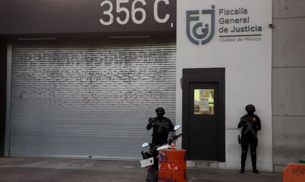 Integrantes de la Secretaría de Seguridad Ciudadana (SSC) custodian las instalaciones de la Fiscalía General de Justicia en Ciudad de México (México). EFE/Isaac Esquivel