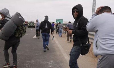 Un migrante se prepara para lanzar una piedra durante un enfrentamiento con la policía antidisturbios peruana en la frontera peruana con Chile, en Tacna, Perú, el sábado 29 de abril de 2023. Una crisis migratoria en la frontera entre Chile y Perú se intensificó desde el jueves cuando cientos de migrantes quedaron varados sin poder cruzar a Perú. (Foto AP/Martín Mejía)(Martin Mejia / Associated Press)