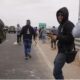 Un migrante se prepara para lanzar una piedra durante un enfrentamiento con la policía antidisturbios peruana en la frontera peruana con Chile, en Tacna, Perú, el sábado 29 de abril de 2023. Una crisis migratoria en la frontera entre Chile y Perú se intensificó desde el jueves cuando cientos de migrantes quedaron varados sin poder cruzar a Perú. (Foto AP/Martín Mejía)(Martin Mejia / Associated Press)