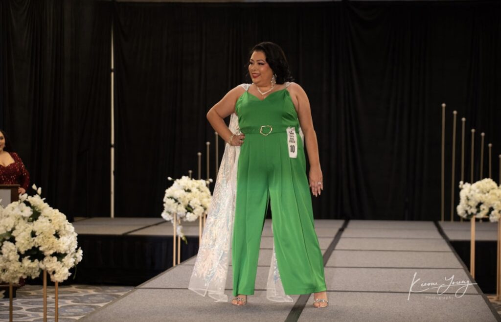 Christabell Nuñez modelando un elegante conjunto durante el Miss Texas Plus América