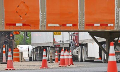 Agentes del Departamento de Transporte de Texas realizan inspecciones a camiones de carga que entran a Brownsville, Texas, desde México el jueves 4 demayo de 2023, en el Puente Internacional Veterans, en Los Tomates generando una cola que llega hasta Matamoros, México.(Miguel Roberts / ASSOCIATED PRESS)