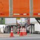 Agentes del Departamento de Transporte de Texas realizan inspecciones a camiones de carga que entran a Brownsville, Texas, desde México el jueves 4 demayo de 2023, en el Puente Internacional Veterans, en Los Tomates generando una cola que llega hasta Matamoros, México.(Miguel Roberts / ASSOCIATED PRESS)