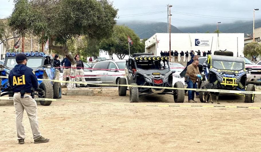 Elementos de la Agencia Estatal de Investigaciones (AEI) inspeccionan los vehículos localizados en el lugar del tiroteo el 20 de mayo de 2023 en San Vicente(Alexandra Mendoza/U-T)