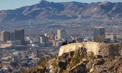 EL PASO, TEXAS – 8 DE ENERO: La gente mira el horizonte y las montañas de El Paso al otro lado de la frontera en Juárez, México el 8 de enero de 2023 desde El Paso, Texas. El presidente Joe Biden visitó El Paso el domingo, su primera visita a la frontera desde que se convirtió en presidente dos años antes. Las autoridades fronterizas de EE. UU. detuvieron a más de 2,5 millones de migrantes en 2022, la cifra más alta registrada. (Foto de John Moore/Getty Images)