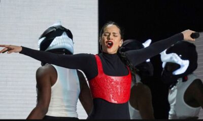 La cantautora española Rosalía durante el concierto gratuito de su Motomami World Tour en el Zócalo de la Ciudad de México el 28 de abril de 2023.(Marco Ugarte / ASSOCIATED PRESS)