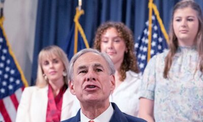 Greg Abbott realizó una ceremonia pública para la firma de la ley SB15, el 15 de junio de 2023 en el Capitolio de Texas. La nueva ley contra atletas transgénero impacta a la comunidad LGBTQ+.(Mikala Compton / ASSOCIATED PRESS)