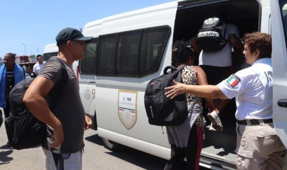 Miembros del Instituto Nacional de Migración (INM) realizan operativos para recoger personas migrantes en Tapachula, México. l Foto: EFE