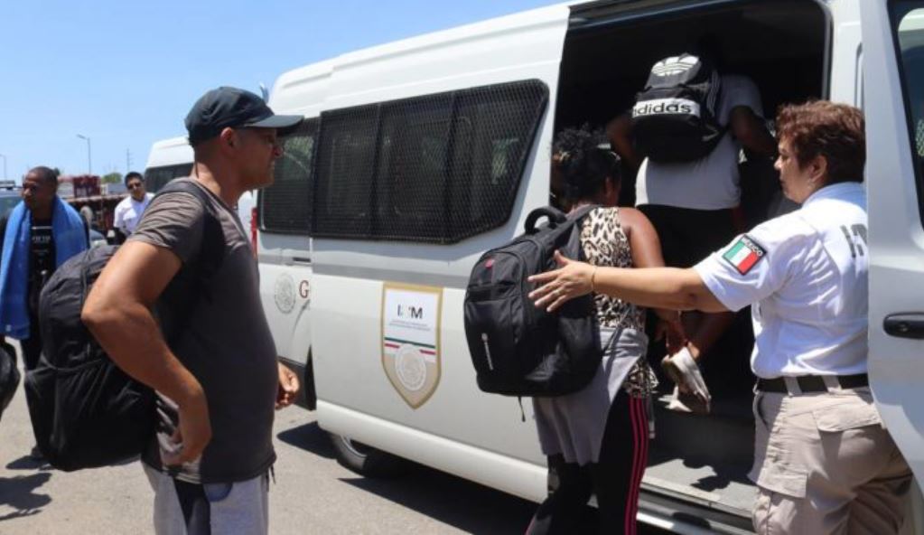 Miembros del Instituto Nacional de Migración (INM) realizan operativos para recoger personas migrantes en Tapachula, México. l Foto: EFE