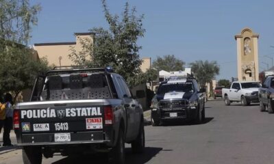 En medio de un operativo de seguridad para evitar que sus cómplices intentaran rescatarlo, agentes de la Dirección de Seguridad Pública del Estado trasladaron al “comandante Aurelio” a las instalaciones de la Fiscalía General de la República (FGR) en el municipio de Plutarco Elías Calles. Fotografía de archivo. EFE/ Daniel Sánchez