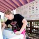 Cole Matlock apila hielo para enfriar agua para los clientes de su negocio, Lottie's Shivers Shaved Ice, el martes 27 de junio de 2023, en Conroe, Texas.(Jason Fochtman / ASSOCIATED PRESS)