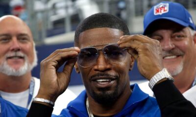 El actor Jamie Foxx junto a funcionarios de la NFL luego de que le dieron una chaqueta oficial, durante el juego de Thanksgiving de los Dallas Cowboys, en el AT&T Stadium, en Arlington el 25 de noviembre de 2021.(Steve Hamm)