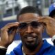 El actor Jamie Foxx junto a funcionarios de la NFL luego de que le dieron una chaqueta oficial, durante el juego de Thanksgiving de los Dallas Cowboys, en el AT&T Stadium, en Arlington el 25 de noviembre de 2021.(Steve Hamm)