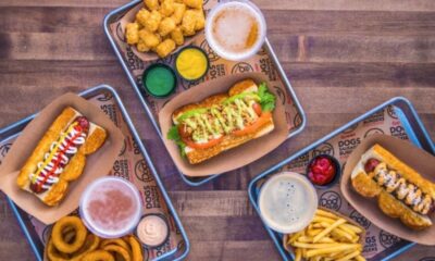 La cadena nacional es conocida por sus hot dogs de carne de res, salchichas artesanales y hamburguesas de carne de res Black Angus (cortesía de Dog Haus).