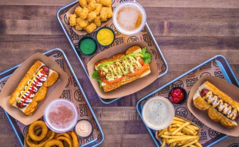 La cadena nacional es conocida por sus hot dogs de carne de res, salchichas artesanales y hamburguesas de carne de res Black Angus (cortesía de Dog Haus).