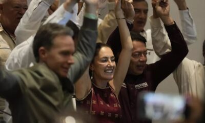 Una de las posibles candidatas presidenciales de Morena, partido gobernante en México, y alcaldesa de Ciudad de México, Claudia Sheinbaum, en el centro, levanta sus brazos en una conferencia de prensa en un hotel en Ciudad de México, el domingo 11 de junio de 2023. El presidente mexicano y presidente del partido, Andrés Manuel López Obrador, dio a conocer las reglas que deben seguir los aspirantes a candidatos del oficialismo ante las elecciones presidenciales de 2024 y la fecha de las primarias en que se definirá quién ocupará la nominación del partido.(Fernando Llano / Associated Press)