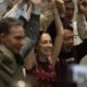 Una de las posibles candidatas presidenciales de Morena, partido gobernante en México, y alcaldesa de Ciudad de México, Claudia Sheinbaum, en el centro, levanta sus brazos en una conferencia de prensa en un hotel en Ciudad de México, el domingo 11 de junio de 2023. El presidente mexicano y presidente del partido, Andrés Manuel López Obrador, dio a conocer las reglas que deben seguir los aspirantes a candidatos del oficialismo ante las elecciones presidenciales de 2024 y la fecha de las primarias en que se definirá quién ocupará la nominación del partido.(Fernando Llano / Associated Press)