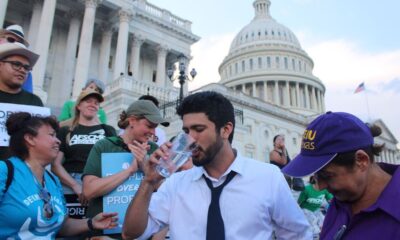 Casar toma su primer sorbo de agua después de su ataque de sed. Cortesía de la Oficina del Congresista Greg Casar (D-Texas)