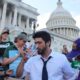 Casar toma su primer sorbo de agua después de su ataque de sed. Cortesía de la Oficina del Congresista Greg Casar (D-Texas)