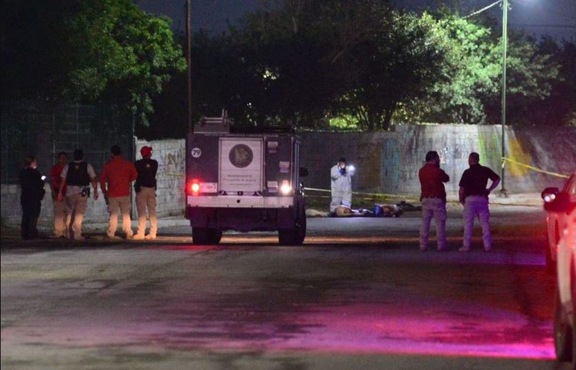 Cuatro hombres y dos mujeres que aparentemente habían sido privados de su libertad fueron ejecutados en la Av. Arroyo Norte, en Apodaca, Nuevo León.(Agencia Reforma)