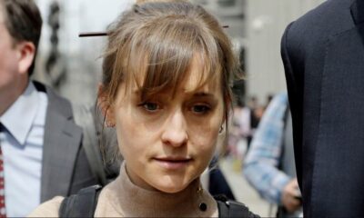 La actriz de televisión Allison Mack sale de un tribunal federal el 8 de abril de 2019 en Brooklyn, Nueva York, después de declararse culpable de cargos de extorsión en el caso del grupo de culto NXIVM en el norte de Nueva York.(Mark Lennihan / ASSOCIATED PRESS)