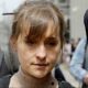 La actriz de televisión Allison Mack sale de un tribunal federal el 8 de abril de 2019 en Brooklyn, Nueva York, después de declararse culpable de cargos de extorsión en el caso del grupo de culto NXIVM en el norte de Nueva York.(Mark Lennihan / ASSOCIATED PRESS)