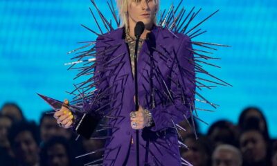 Machine Gun Kelly acepta el premio como roquero favorito en el American Music Awards el domingo 20 de noviembre de 2022, en el Microsoft Theater de Los Ángeles.(Chris Pizzello / Chris Pizzello/Invision/AP)