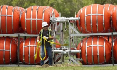 El viernes 7 de julio de 2023, se descargan docenas de grandes boyas que se desplegarán en el Río Grande en Eagle Pass, Texas, donde los cruces fronterizos continúan ejerciendo presión sobre los recursos locales. Los defensores han expresado su preocupación de que las barreras puedan tener un impacto ambiental adverso. (Foto AP/Eric Gay)