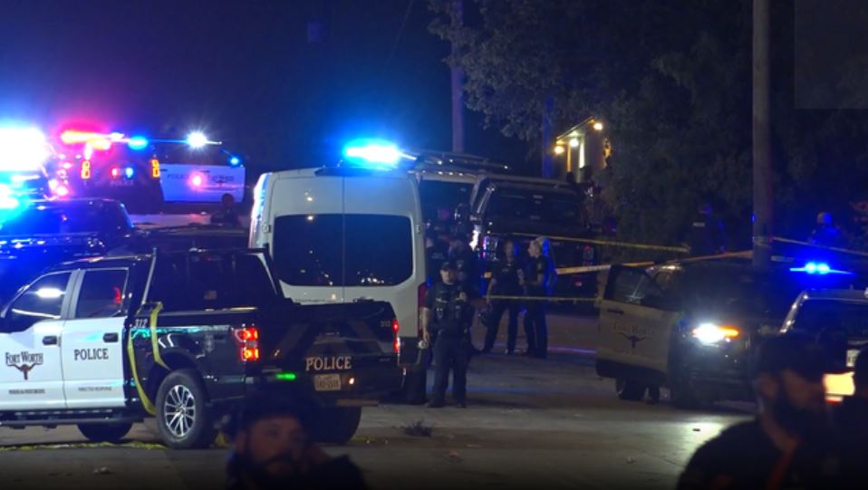 Según los informes, tres personas murieron y al menos otras ocho resultaron heridas después de un tiroteo durante un día anterior a la Independencia en Fort Worth, TX. (Crédito de la foto: Metro Video)